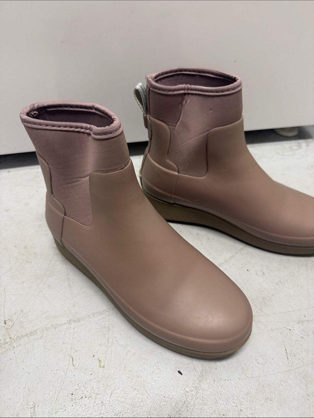 WomenâsâWaterproof Ankle Rain Boots - Dusty Rose HUNTER - Size 8 - Picture 2 of 7